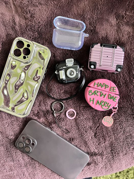 Кейси на телефон та навушники