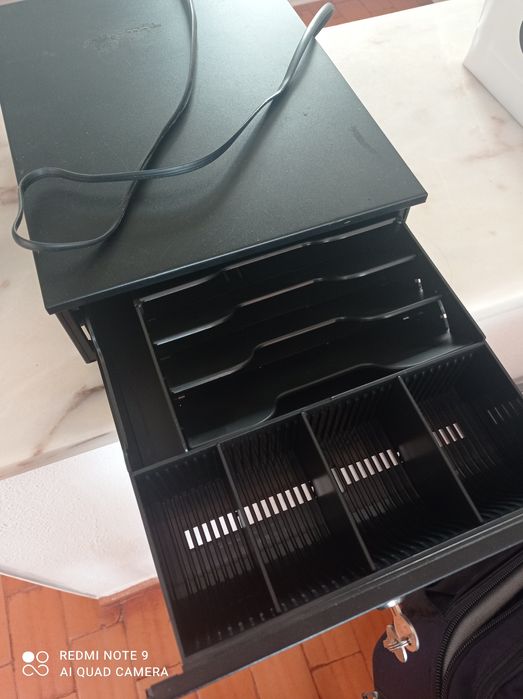 Caixa de moedas e notas. Marca Sitten, cm chaves, como nova