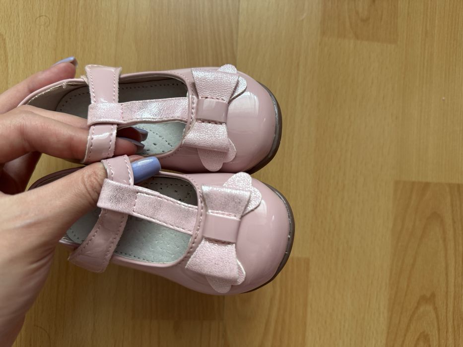 Рожеві туфлі для дівчинки