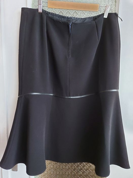 Spódnica czarna z baskinką