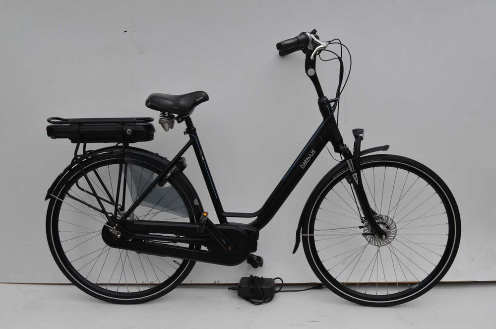 Czarny rower elektryczny ze wspomaganiem Batavus Wayz ego koła 28 53cm