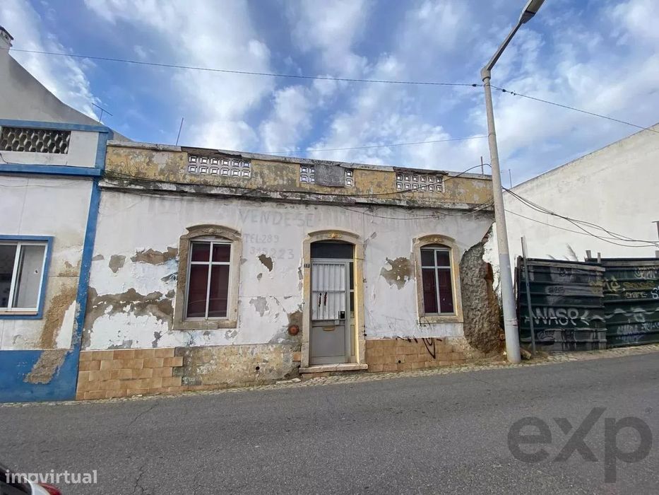 Terreno Urbano com Ruína para Reabilitação – Elevado Potencial – Centr — Quarteira, Faro
