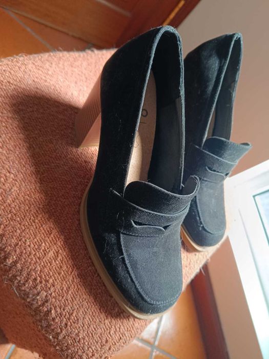 Sapatos e botas como novos