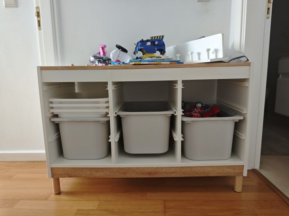 Trofast IKEA + pés e tampo em madeira, com caixas