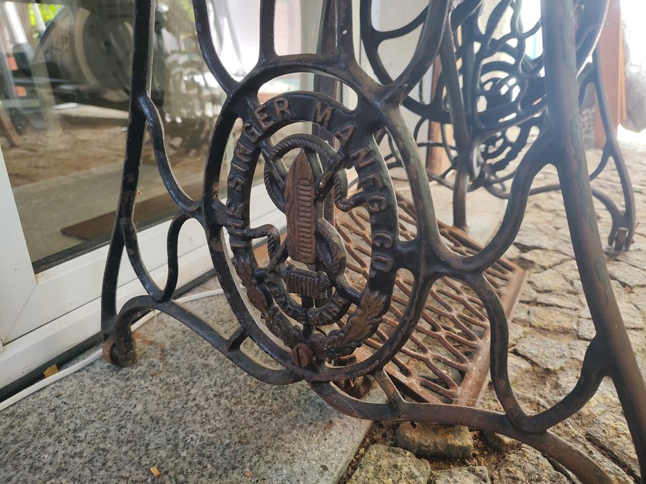 Maszyna Singer na stole