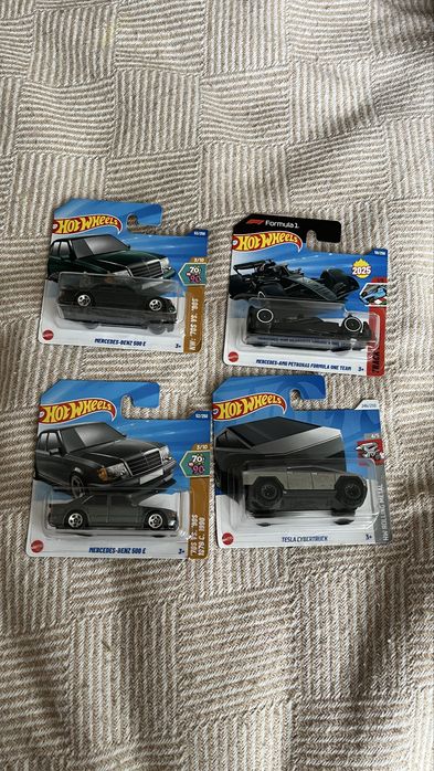 Hotwheels mercedes, tesla
