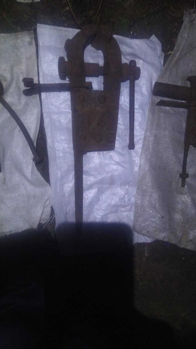 Старовинні лещата тиски ковальські СССР в хорошому стані