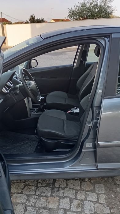 Peugeot 207 motor 1.6 HDI. Tem 150.000 quilómetros reais