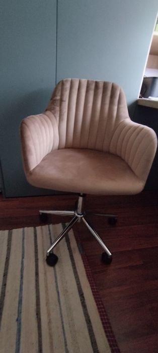 Cadeira de escritório de veludo praticamente nova