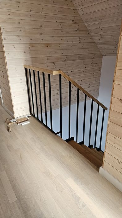 Balustrada drewniana z elementami stali