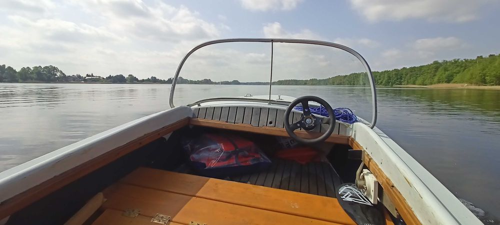 Motorówka z silnikiem i przyczepą łódź