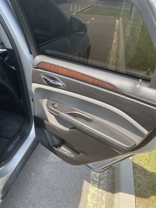 Cadillac srx 2011 року