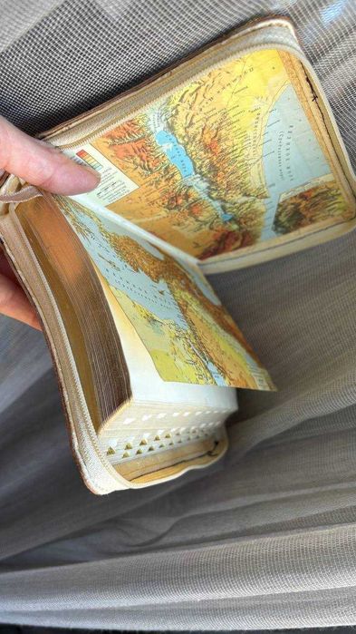 Библия на молнии с золотыми торцами