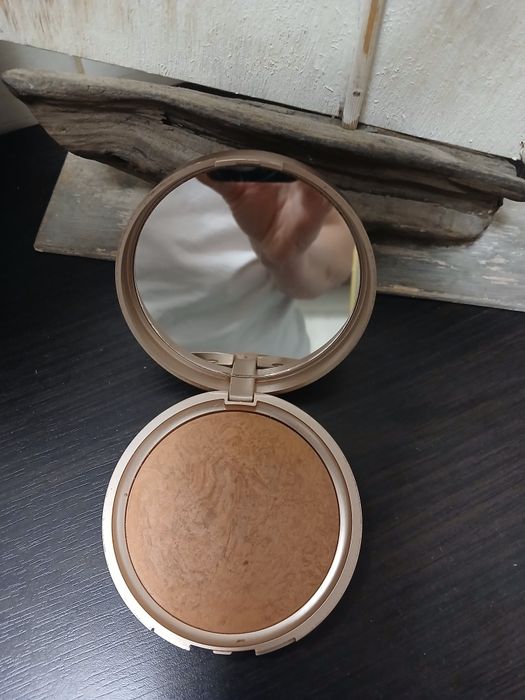 Bronzer  Kiko polecam.