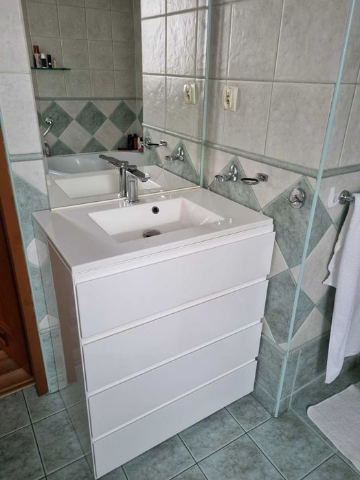 Elegancki komplet łazienkowy -szafka z umywalką i lustrem