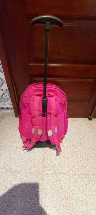 Mochila escolar para menina.