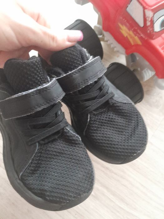 Czarne sportowe buty George dla chłopca