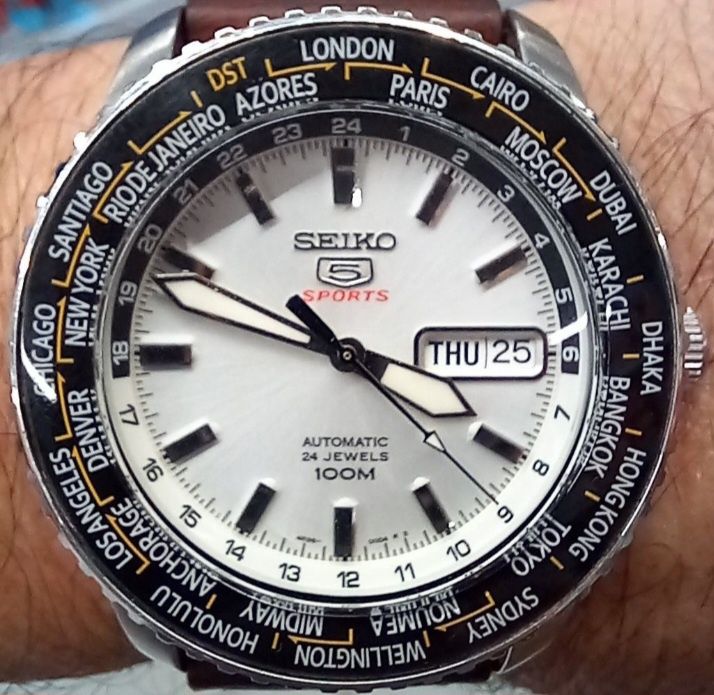 Seiko 5 Sport  automatico. Raro e excelente. Escala mundial rotativa exterior.