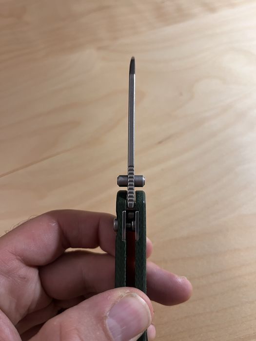 Nóż składany QSP Knife Penguin QS130BL-C1 Button Lock Stonewashed 14C28N Green Micarta