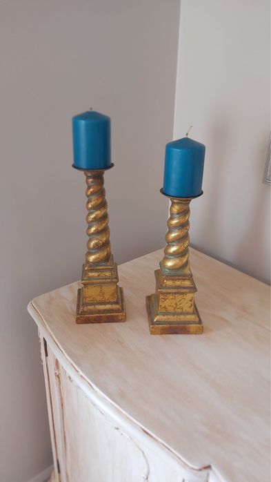Dois castiçais decorativos.
