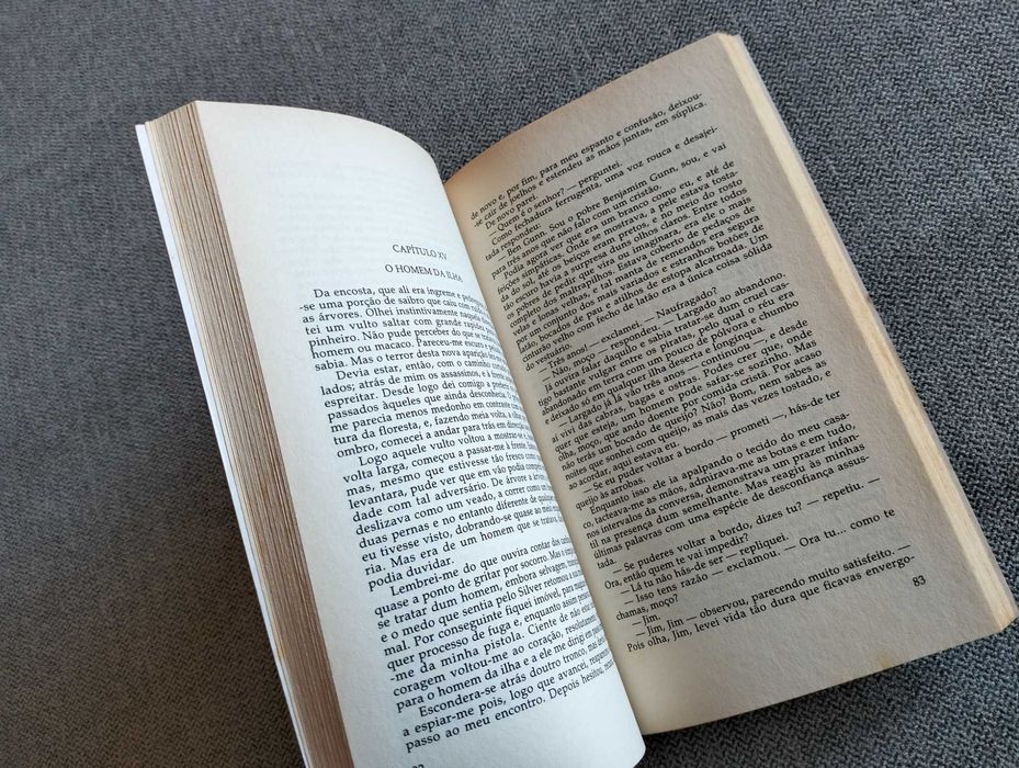 Livro "A ilha do tesouro" de Robert L. Stevenson