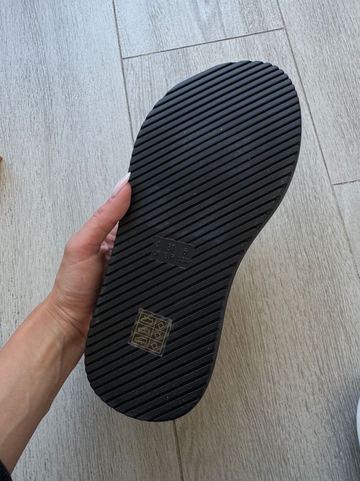 Шкіряні вʼєтнамки Estro