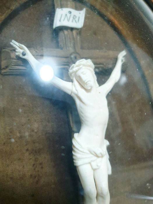 Precioso antigo registo / crucifixo esculpido emoldurado vidro curvado