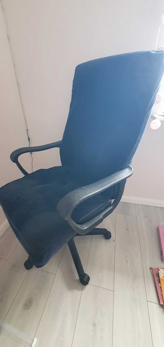 Fotel obrotowy z funkcją opuszczania