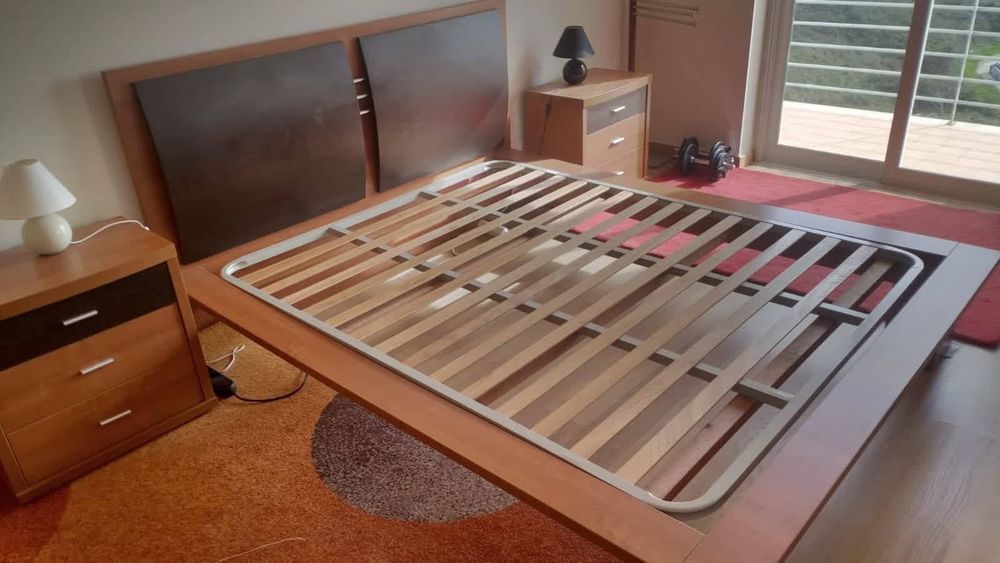 Cama, 2 mesas de cabeceira e comoda com espelho