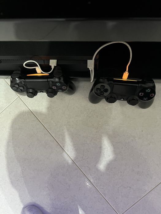 Vendo Playstation 4 + 2 comandos