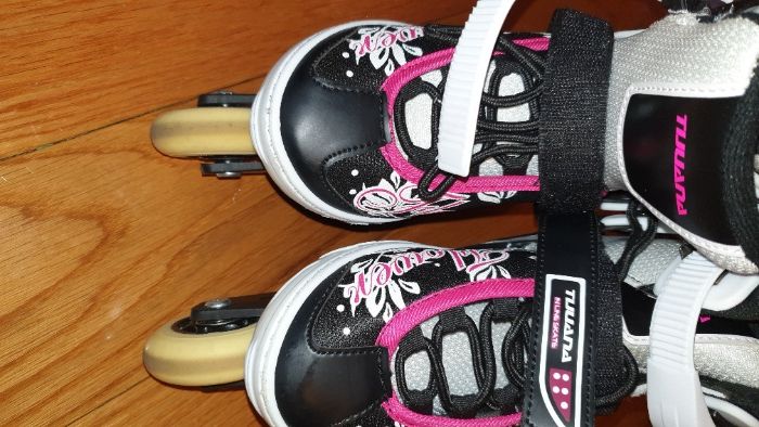 Patins em linha de menina com equipamento proteção