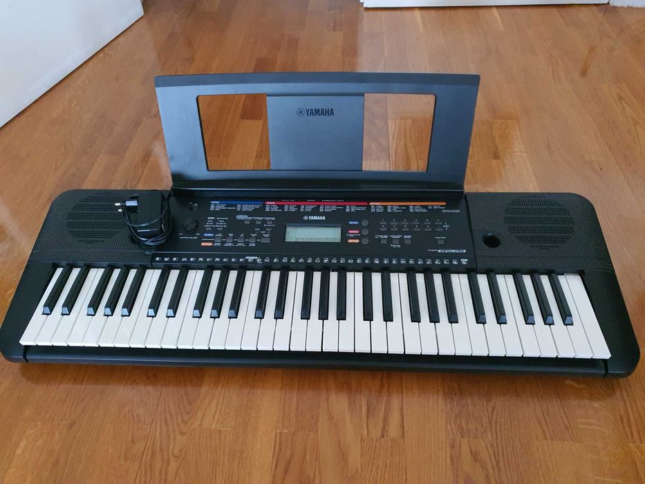 Yamaha teclado portátil mod.PSR-E263, com fonte de alimentação PA-130A