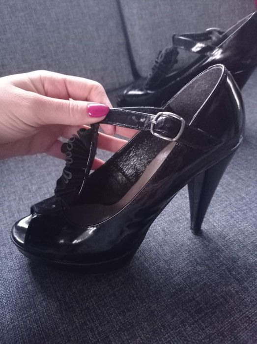 Buty na obcasie z ozdobą