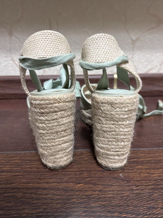 Босоніжки на танкетці stradivarius