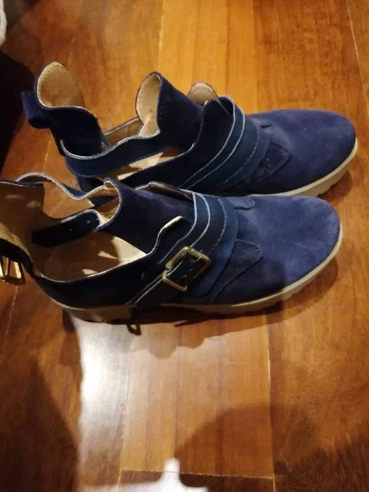 Sapatos em camurça