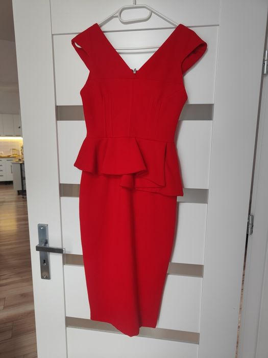 Śliczna elegancka sukienka z baskinką