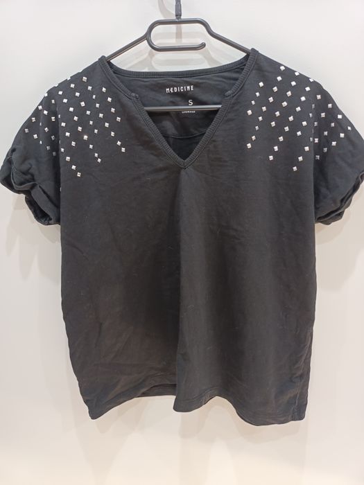 Czarna damska koszulka z nitami ozdobnymi na ramionach