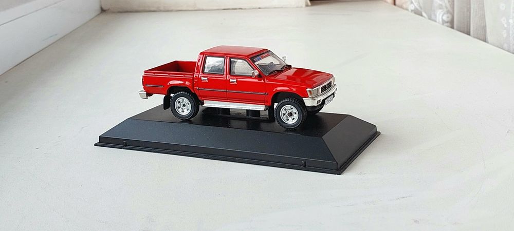 Модель Toyota HILUX,(1:43),ручной работы
