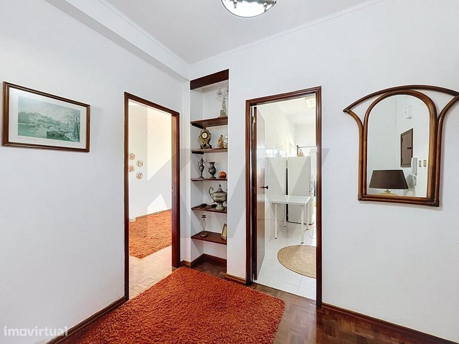 Apartamento T2 com Boa Luz Natural e Marquise | Peniche
