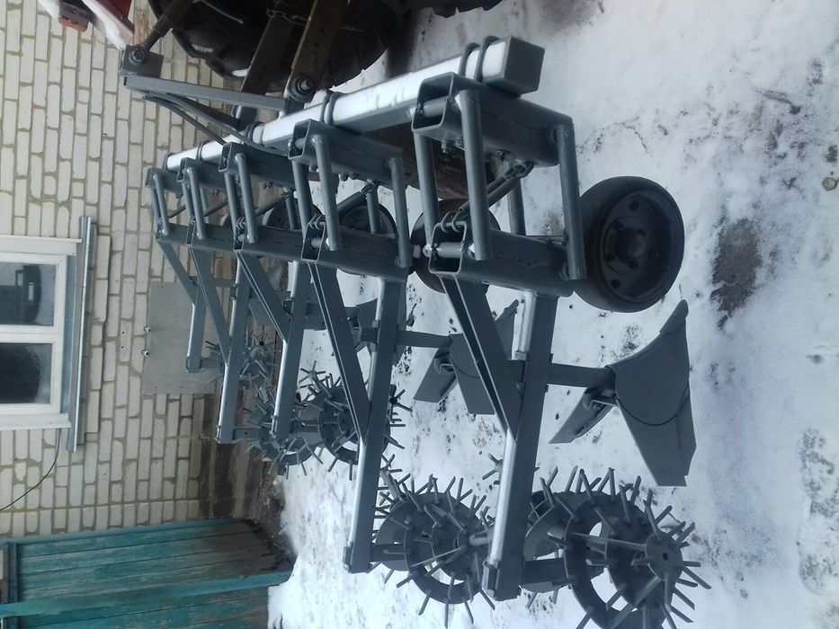 Окучник, культиватор,підгортач.