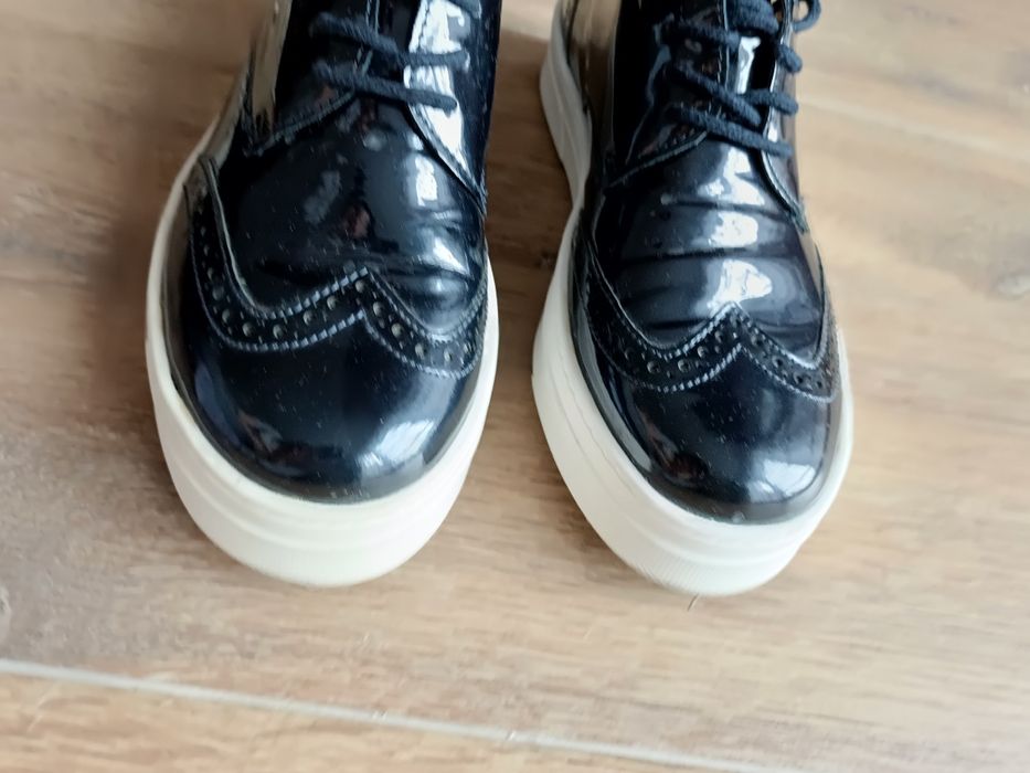 Caprice buty sportowe Oksford brogsy lakierowany granat rozm 37