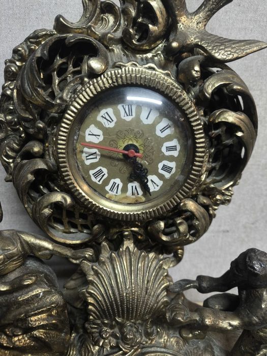 Relógio de Mesa Dourado Antigo
Este relógio de mesa antigo apresenta u