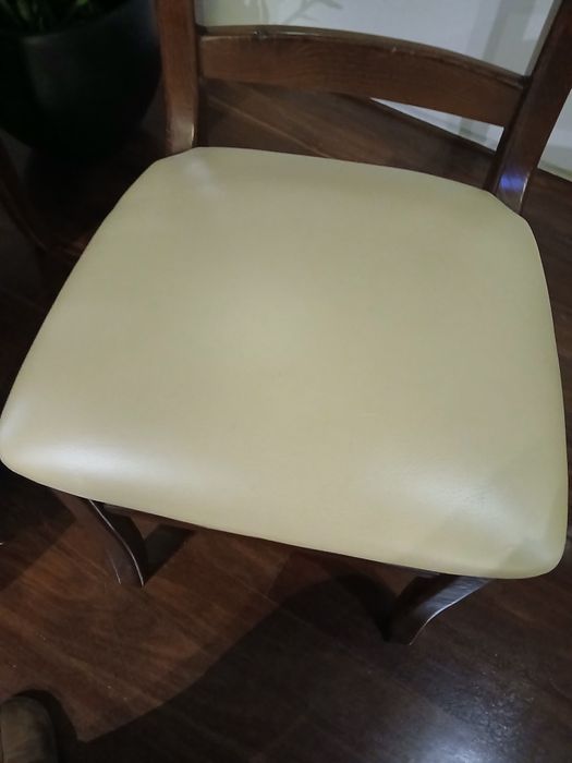 Conjunto de 8 cadeiras de sala de jantar, estrutura em madeira e assento em pele, faceis de limpar, em excelente estado de conservação.