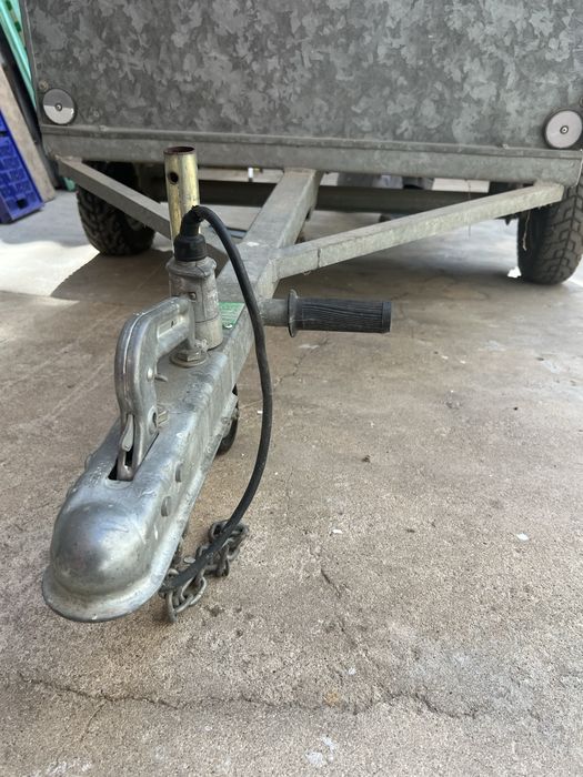 Reboque versátil com tampa rigida