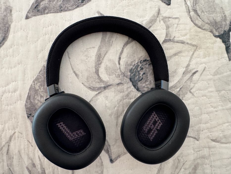 JBL Live 660NC Wireless Over-Ear
Headphone