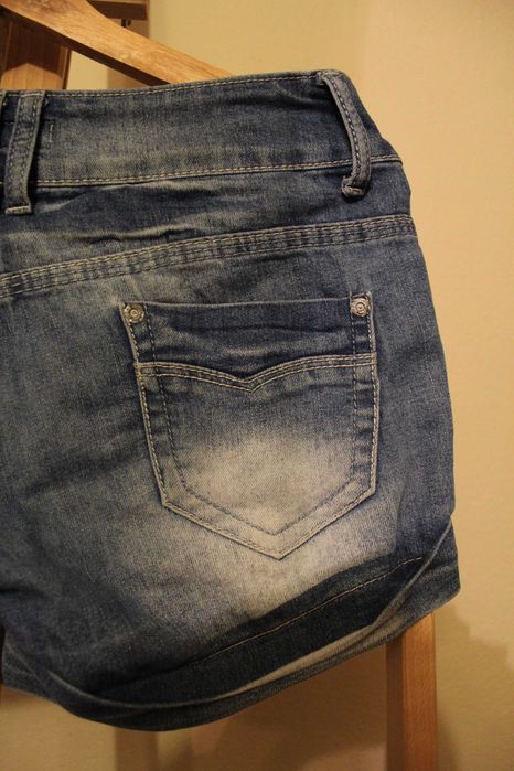 Krótkie spodenki jeansowe z przetarciami, rozmiar 38