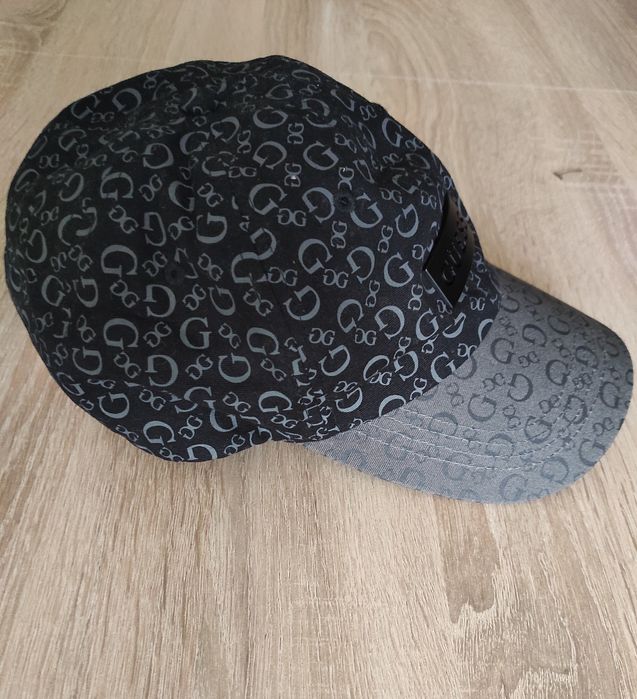 Czapka z daszkiem Guess damska