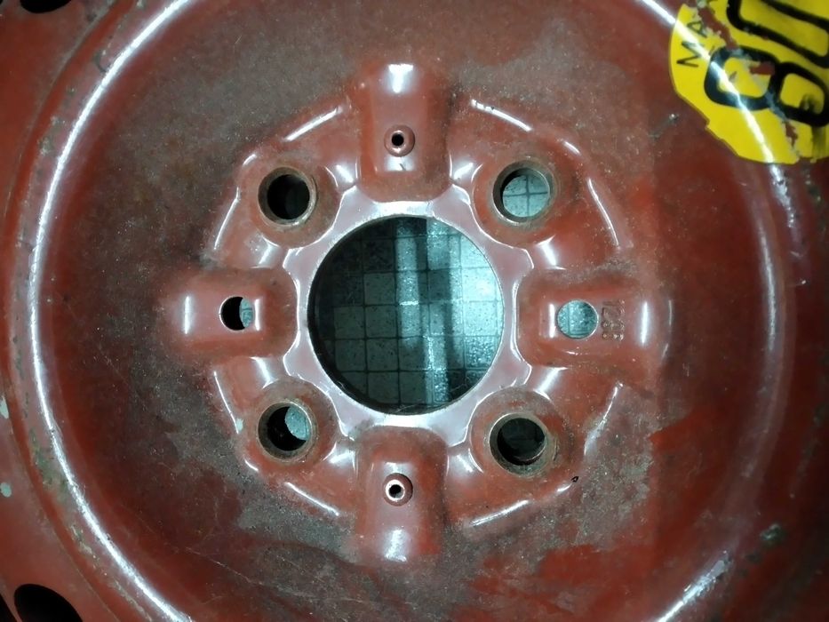 Pneu suplente para carro e macaco