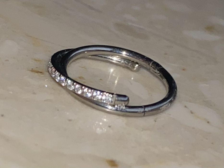 Unisex kolczyk 12 mm piercing 16 G zakręcone kółko segment Tytan