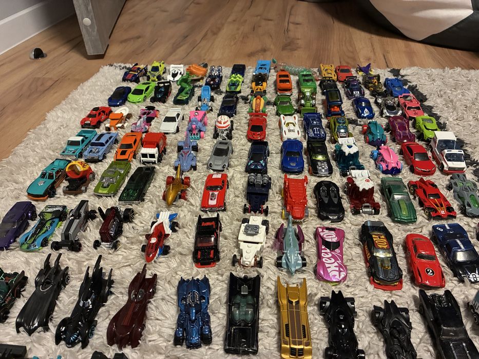 Металеві іграшкові машинки, бренду Hot Wheels.